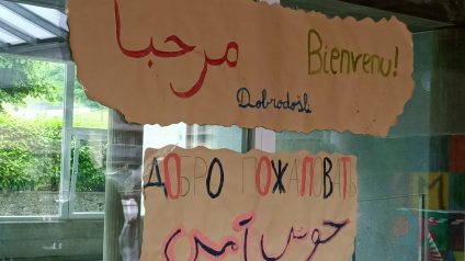cartello di benvenuto con le varie lingue del mondo fatto dai ragazzi delle meide