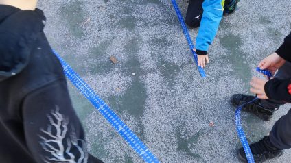 Bambini che misurano le lunghezze
