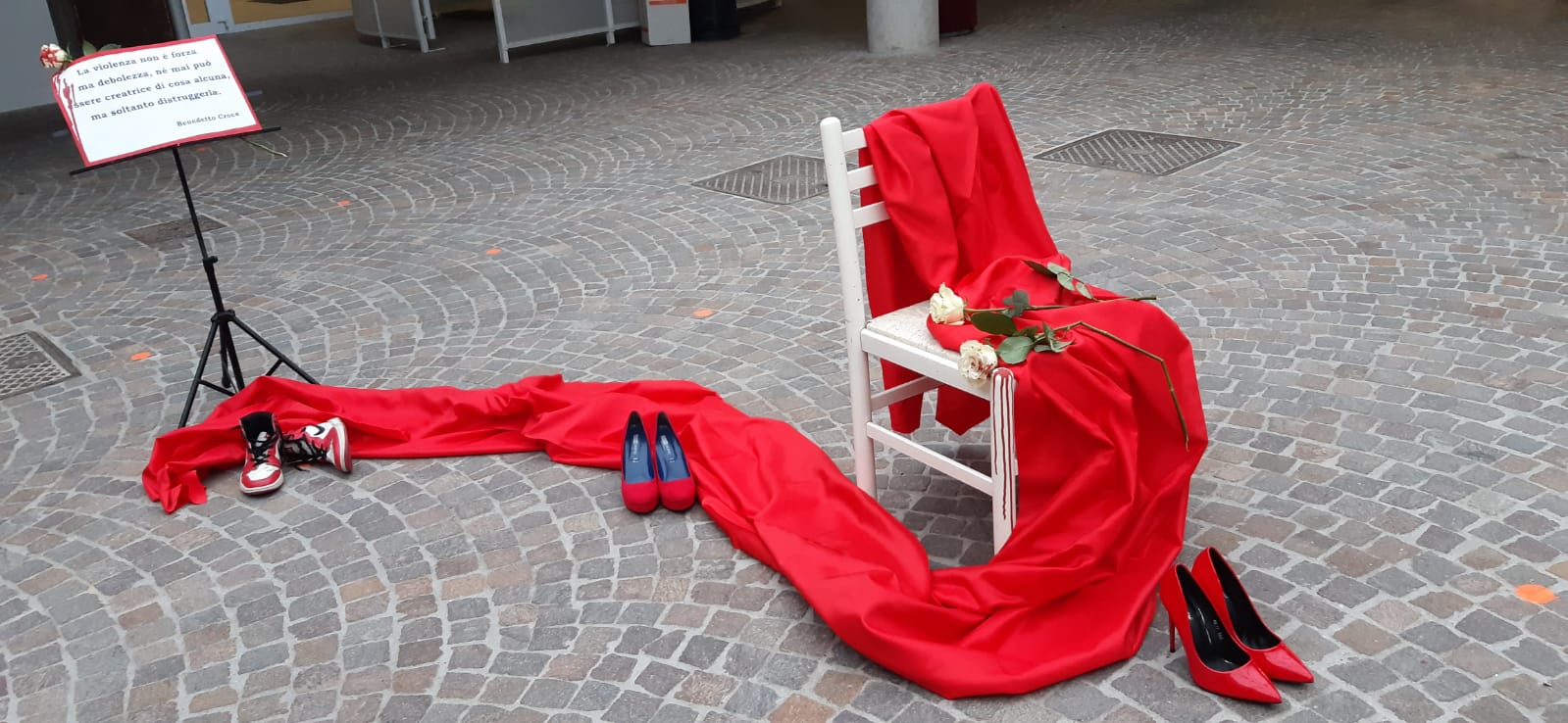 Immagine di Drappo rosso alla Scuola secondaria di Pieve di Bono 