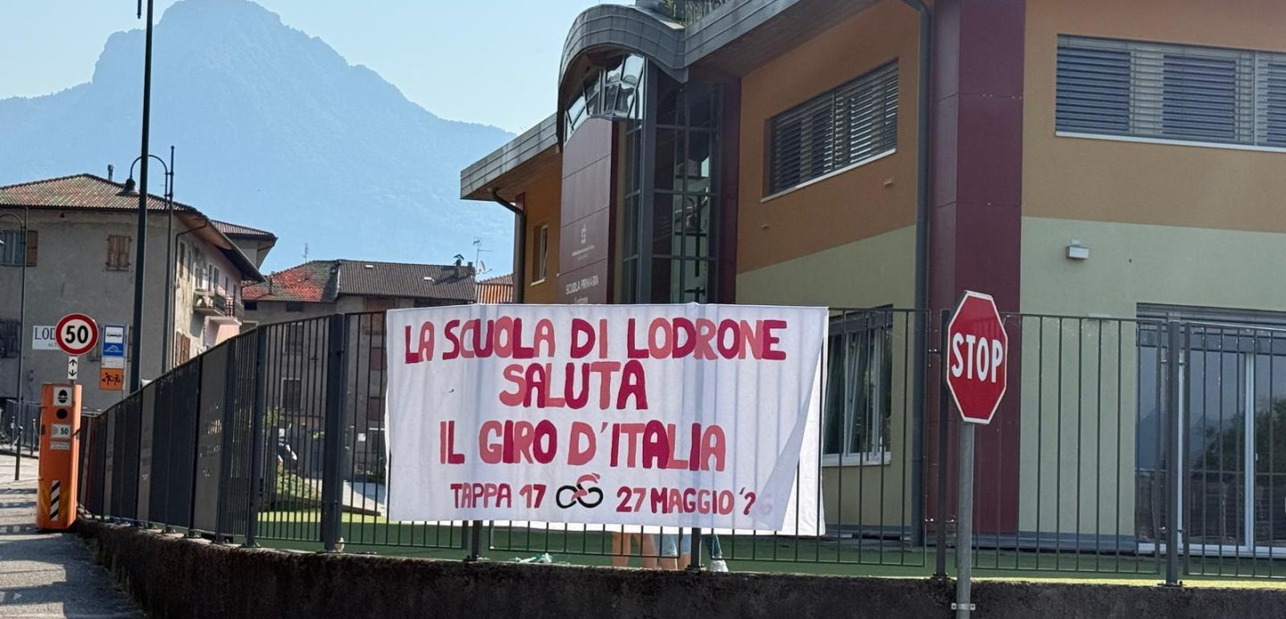 Immagine di I bambini di Lodrone salutano il Giro d’Italia
