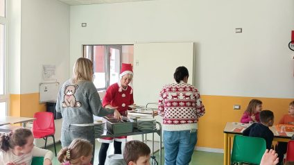 Immagine di Natale al Plesso di Lodrone: un mosaico di emozioni, teatro e solidarietà