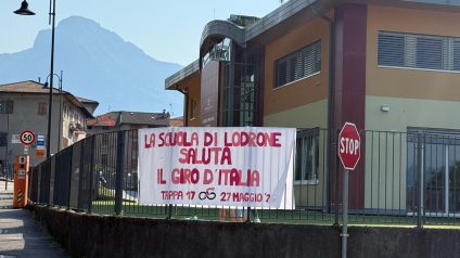 Immagine di I bambini di Lodrone salutano il Giro d’Italia