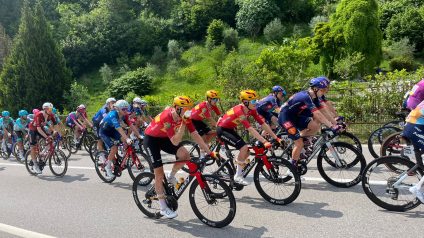 Immagine di I bambini di Lodrone salutano il Giro d’Italia