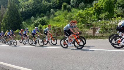 Immagine di I bambini di Lodrone salutano il Giro d’Italia