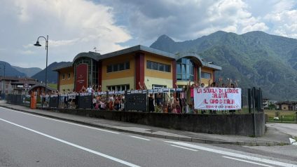 Immagine di I bambini di Lodrone salutano il Giro d’Italia
