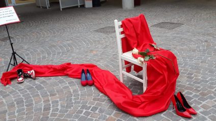 Immagine di Drappo rosso alla Scuola secondaria di Pieve di Bono